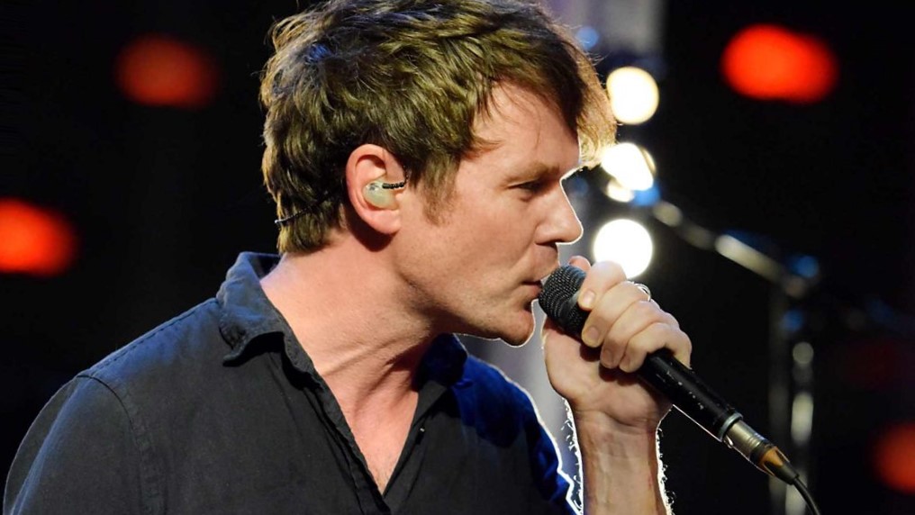 Roddy Woomble sering menggambarkan pengaruh budaya dan lingkungannya dalam karyanya